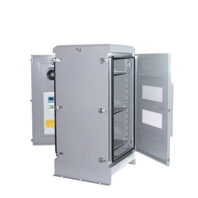 Air conditionné gris Réseau extérieur Armoire Réseau extérieur Rack Acier galvanisé Pour l' équipement fonctionne sans heurts